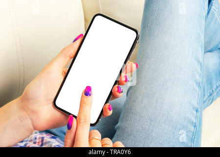 Smartphone Mockup in der Frau die Hand. Neue moderne schwarze rahmenlose Smartphone mock up mit leeren weißen Bildschirm an. Der leere Raum für Text. Kopieren Sie Platz. Isolierte whi Stockfoto