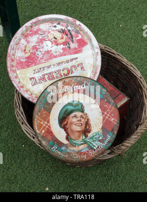 Ein vintage Crawford Bonnie Mary Shortbread Keksdose Deckel in einem Weidenkorb Stockfoto