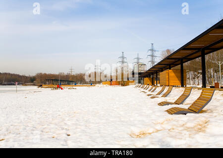 Sonnenliegen im Park am Ufer des Moskauer Kanal. Winter. Stockfoto