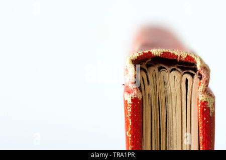 Isolierte Bild eines verschlissenen schwarzen und roten hardcover Journal Stockfoto