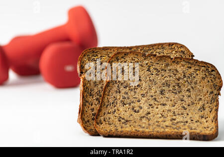 Fitness protein Brot und unscharf roten Hanteln für den Hintergrund. Helthy lifestyle Sport Konzept. Stockfoto