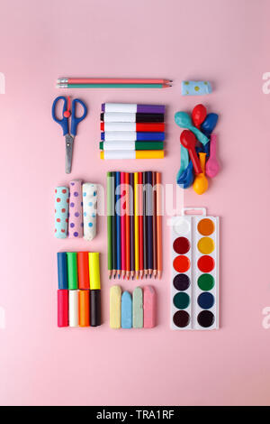 Schule toolks und verschiedenen farbigen Schreibwaren. Zurück zum Konzept der Schule, flach Hintergrund Stockfoto