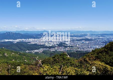 Blick auf Seoul vom Bukhansan Nationalpark, Seoul, Korea Stockfoto