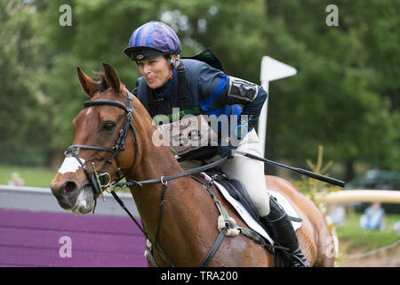 Sarazenen Pferd Feeds Houghton International Horse Trials, Norfolk, England, 26. Mai 2019, Zara Tindall und ihrem Pferd Watkins, die durch die suzu Stockfoto