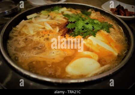 Koreanisches Gericht Kimchi-jjigae, Kimchi Eintopf Stockfoto