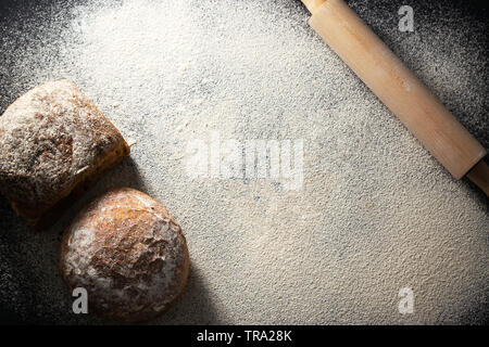 Flach von frisch gebackenem Brot und Rolling Pin auf Mehl. Glutenfreie Ernährung. Brot Konzept zu machen. Kopieren Sie Platz. Stockfoto