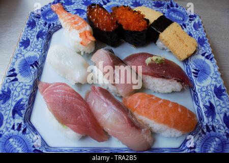 Sushi auf dem Tsukiji-Fischmarkt im Zentrum von Tokio, Japan Stockfoto