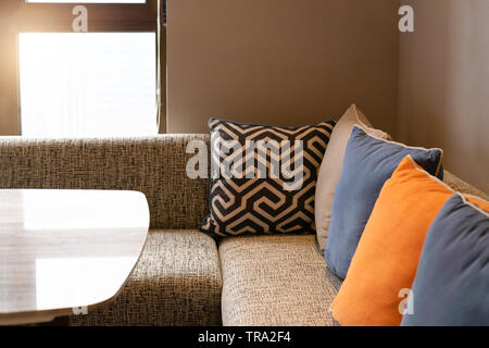 Home Design Interieur, gemütliche Sofa im Wohnzimmer mit bunten Kissen. Stockfoto