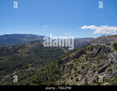 Blick nach Osten von der Del Guarda Forestal Sicht auf die Berge und Ridgelines der Sierra de las Nieves Nationalpark in Andalusien. Stockfoto