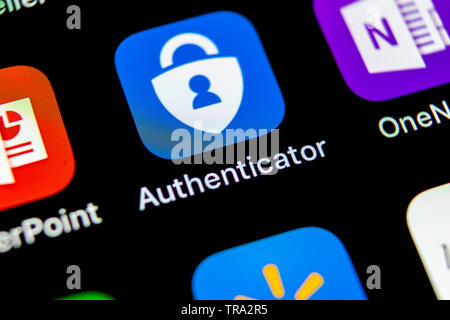 Ankt - St. Petersburg, Russland, 10. Mai 2018: Microsoft authenticator Symbol auf Apple iPhone X Bildschirm des Smartphones. Microsoft Authenticator Stockfoto