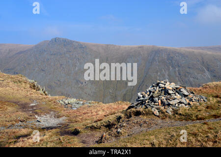 Die Wainwright Kidsty Hecht vom Gipfel des Rauhen Felsen auf dem Weg zu High Street im Nationalpark Lake District, Cumbria, England, UK. Stockfoto