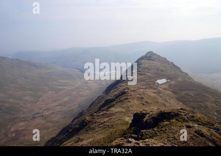 Caspel Tor Tarn & Rauhen Felsen von langen Stil auf dem Weg zum Wainwright High Street im Nationalpark Lake District, Cumbria, England, UK. Stockfoto