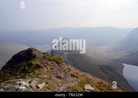 Caspel Tor Tarn, rauhe Felsen & Blea Wasser aus langen Stil auf dem Weg zum Wainwright High Street im Nationalpark Lake District, Cumbria, England. Stockfoto