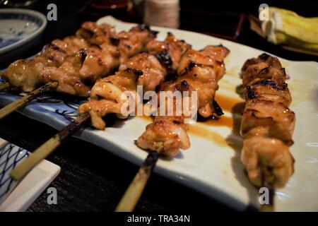 Yakitori aufgespießt Huhn in einem Izakaya in Tokio, Japan. Stockfoto