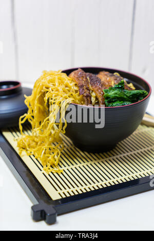 Nudel- und Ente in schwarz auf weißem Hintergrund, aus Holz Stockfoto
