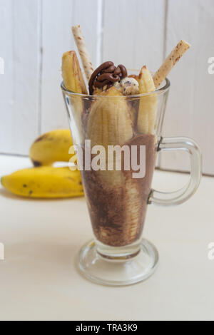Banane in Eis auf gelbe Banane Hintergrund, Stockfoto