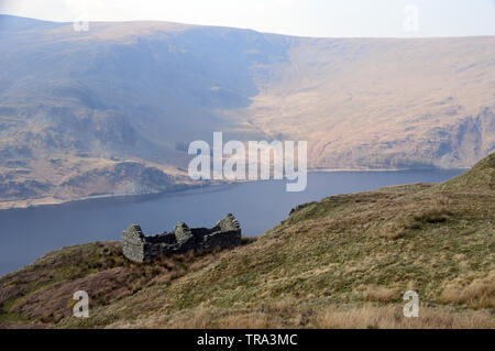 Eine alte Stein Almhütte auf der Alten Leiche Weg zur Swindale Kopf in Mardale oben Haweswater Reservoir, Nationalpark Lake District, Cumbria, UK. Stockfoto