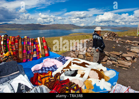 Verkauf von Kunsthandwerk in großer Höhe, Anden, Peru Stockfoto