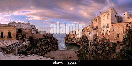 Panoramablick Sonnenuntergang in Polignano a Mare Stockfoto