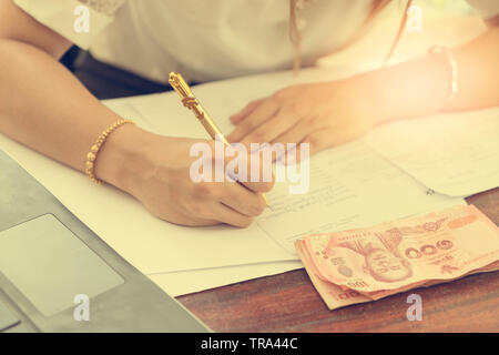 Signature Modell auf weißem Papier und am Tisch, Stockfoto