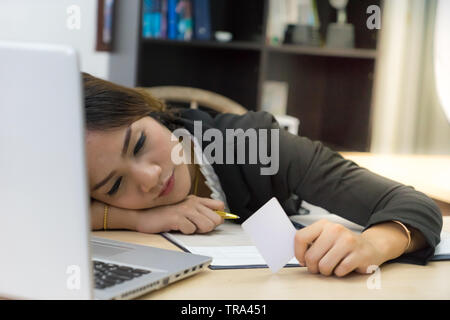 Weiß Business Card Inhaber Holding und schlafen Denken auf Tisch im Büro, Stockfoto