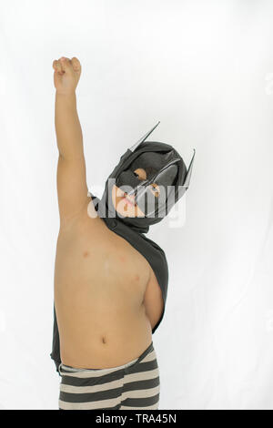 Tragen Kinder Maske schwarz auf weißem Hintergrund, das Kind hält seine Hand. Stockfoto