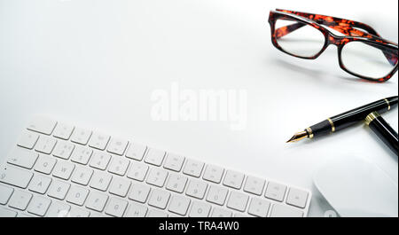 Computer, Tastatur und Maus mit verschiedenen Bürobedarf auf weißem Schreibtisch mit Kopie Raum Stockfoto