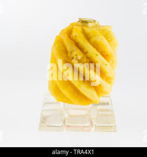 Gelb Ananas auf Eis und auf weißem Hintergrund, Stockfoto