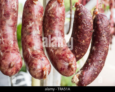 Raw Easthern Thai würzige Wurst Holz befestigt, verschwommene Wurst, vorne Stockfoto