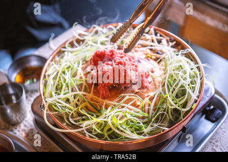 Beef barbecue bulgogi in Südkorea Restaurant in Seoul, Lifestyle frische koreanisches Essen Küche auf Kupfer Pfanne mit in Scheiben geschnittenen Grill, Nahaufnahme, kopieren Raum Stockfoto