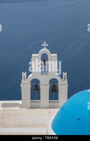 Blue Dome Kirche auf Santorin Stockfoto