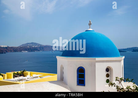 Blue Dome Kirche auf Santorin Stockfoto