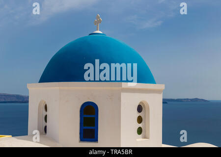 Blue Dome Kirche auf Santorin Stockfoto