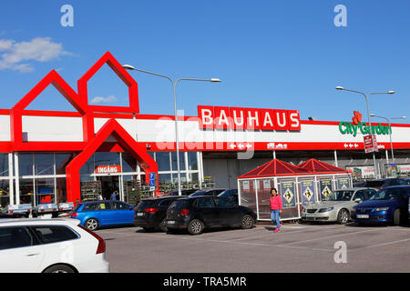 Stockholm, Schweden, 31. Mai 2019: Außenansicht des Bauhauses Einzelhandelsgeschäft in Bromma bietet Produkte für Haus und Garten entfernt und wird Stockfoto