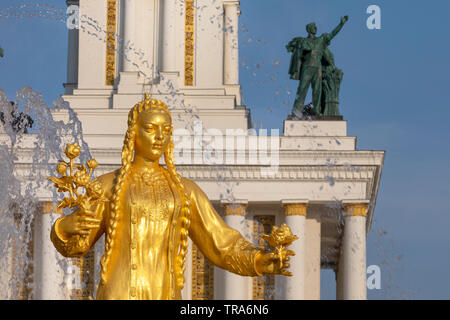 Die Statue der Turkmenischen SSR auf dem Brunnen "Freundschaft der Völker" auf der Hauptstraße der Messegelände VDNH in Moskau Stockfoto