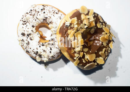 Nutella Donuts und Cookies und Creme Donuts auf weißem Hintergrund Stockfoto