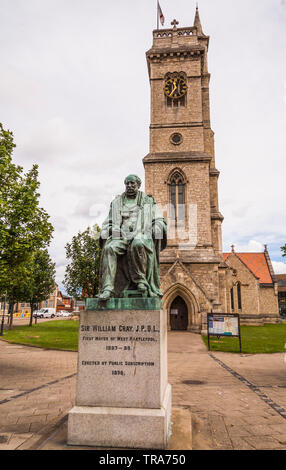 Statue von Sir William Gray, der erste Bürgermeister von West Hartlepool, England, UK, mit Christus Kirche Clock Tower im Hintergrund. Stockfoto