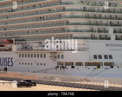 BARCELONA, Spanien - 9. Mai 2019: MV Britannia Kreuzfahrtschiff in der Stadt Port Stockfoto