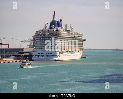 BARCELONA, Spanien - 9. Mai 2019: MV Britannia Kreuzfahrtschiff in der Stadt Port Stockfoto