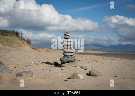 Stein Stapeln auf llanddwyn Beach - Anglesey, Wales, Großbritannien Stockfoto