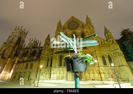 York Minster Südseite auf Münster Yard Stockfoto