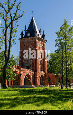 St. Petersburg, Russland, Mai 2019: Die Chapelle Pavillon im Alexander Park in Zarskoje Selo, im Stil eines Ritter Burg errichtet. Saint-Peters Stockfoto