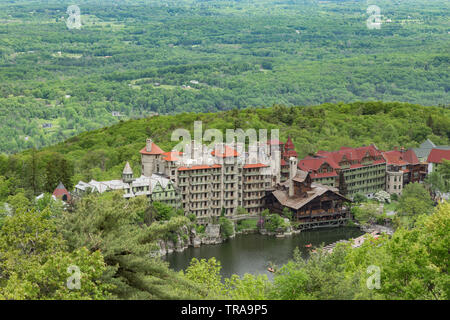 Ein Blick auf Mohonk Mountain House aus dem skytop Tower. Stockfoto