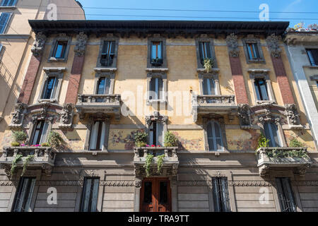 Mailand, Lombardei, Italien: Fassade eines alten typischen Gebäudes im Stil des Art Déco und entlang der Via Castelvetro Stockfoto