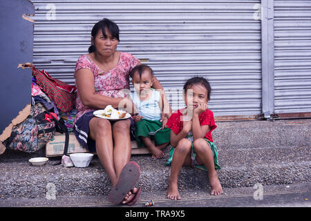 Manila, Philippinen - Dezember 21, 2016: obdachlose Frau mit ihren Kindern Stockfoto