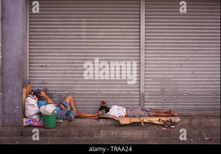 Manila, Philippinen - Dezember 21,2015: Obdachlose Filipino Leute auf der Straße schlafen Stockfoto