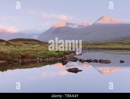 Diese Aufnahme wurde während eines Sommer morgen aus den noch Banken von Lochan genommen an der Spitze von Rannoch Moor na Stainge suchen eine 'bhuiridh zu meall Stockfoto