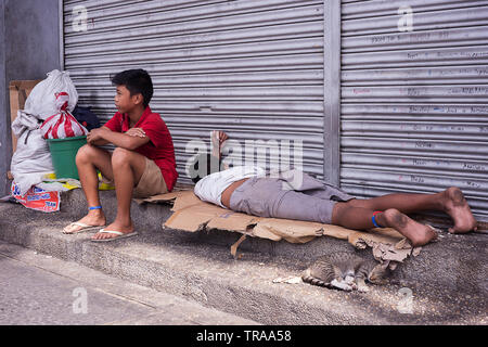 Manila, Philippinen - Dezember 21, 2016: Obdachlose philippinischen Jungen auf den Straßen Stockfoto