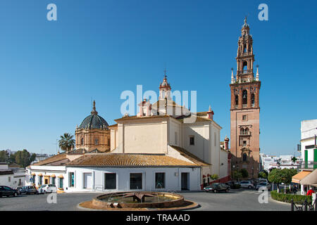 Die Kirche von San Pedro Carmona ist auf einem Bergrücken mit Blick auf die zentrale Ebene von Andalusien gebaut Stockfoto