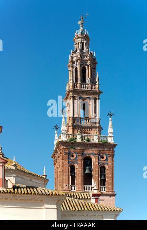 Die Kirche von San Pedro Carmona ist auf einem Bergrücken mit Blick auf die zentrale Ebene von Andalusien gebaut Stockfoto